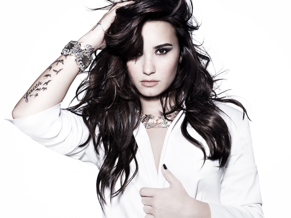 Молодая американская актриса Деми Ловато с татуировкой на руке