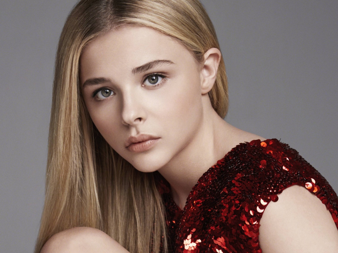 Молодая актриса Хлоя Грейс Морец в красном платье 