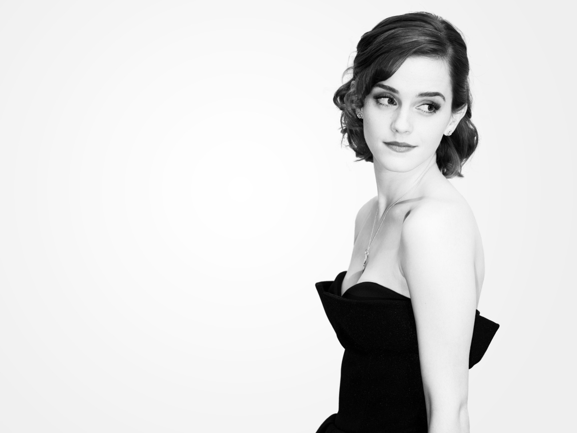 Молодая актриса Эмма Уотсон черно-белое фото