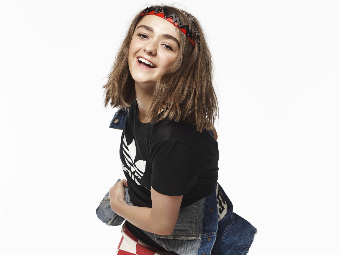 Молодая актриса  Maisie Williams,  фото на белом фоне 