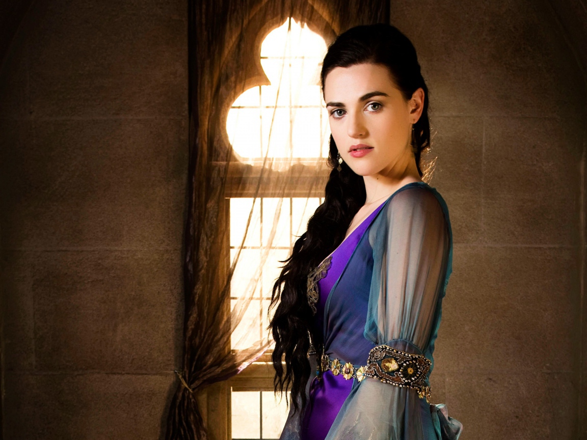 Молодая брюнетка актриса Кэти Макграт в красивом платье