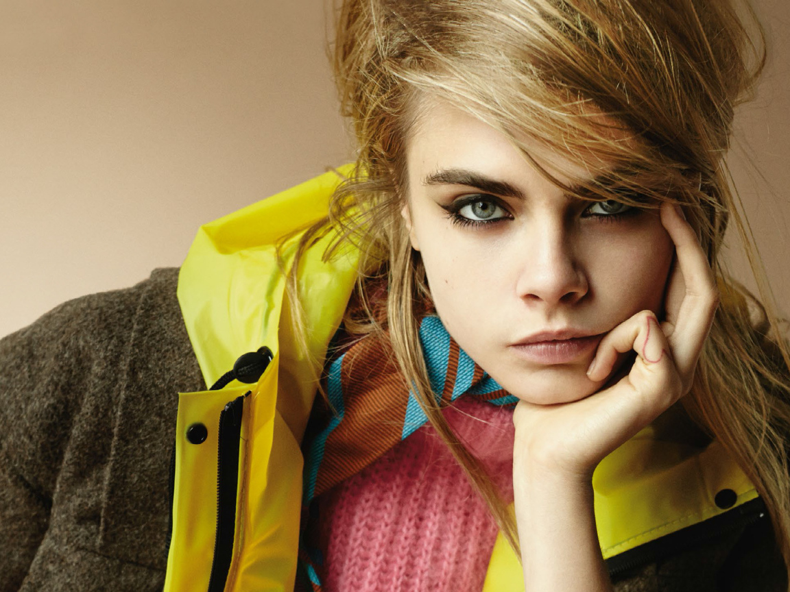 Молодая девушка актриса Кара Делевинь 