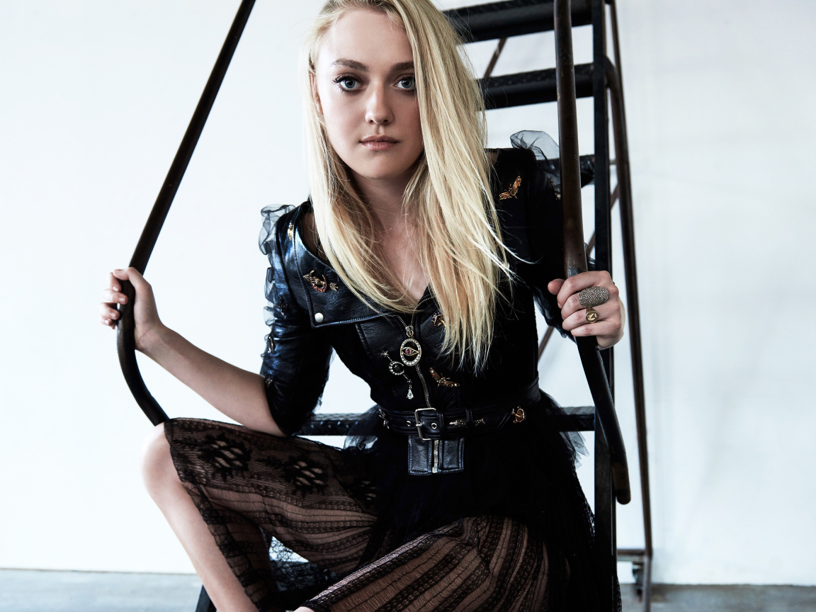 Молодая девушка блондинка актриса Дакота Фэннинг