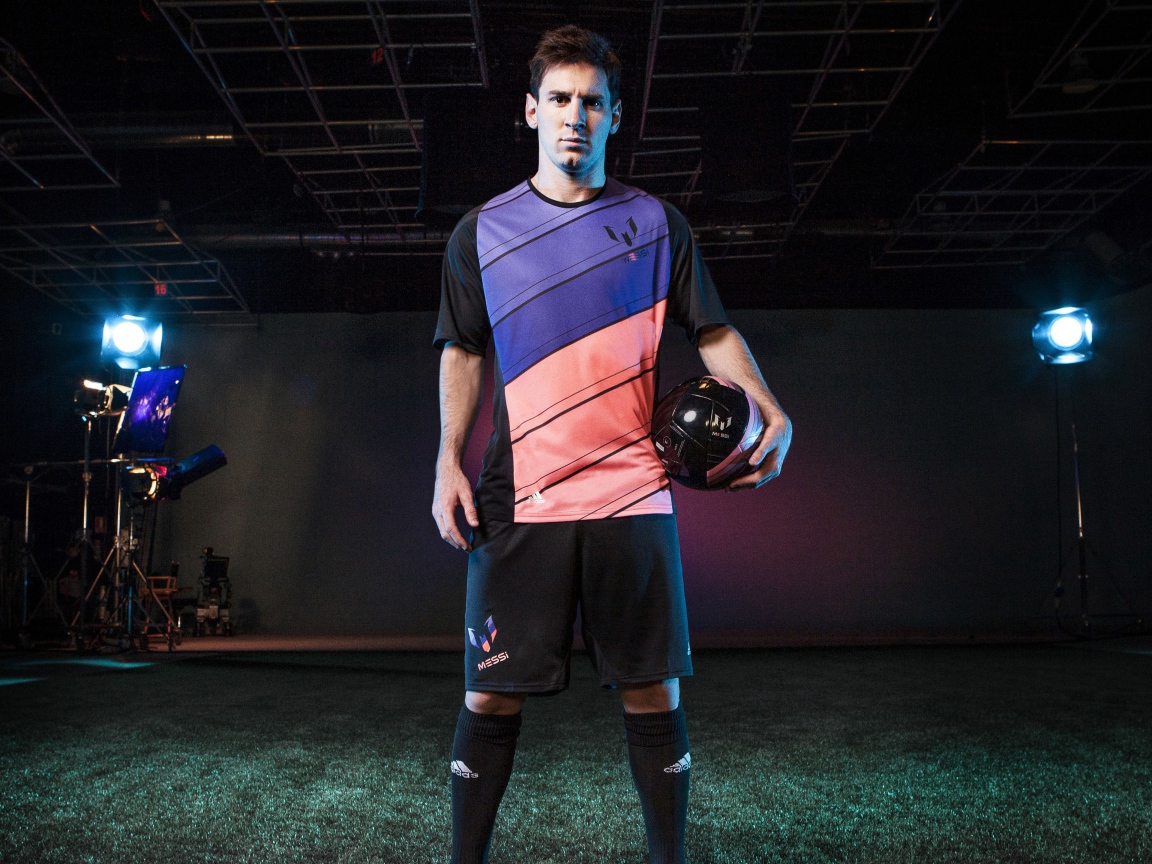 Футболист Лионель Месси в  фотостудии