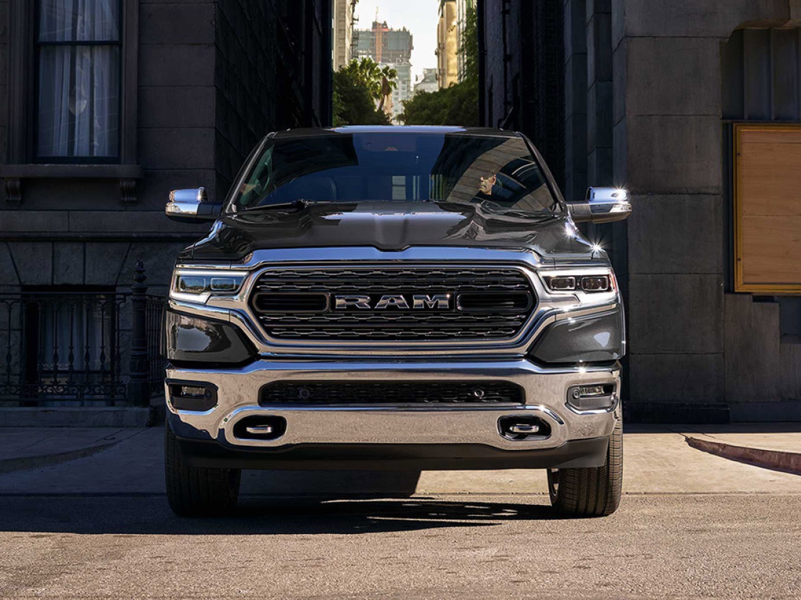 Черный внедорожник Ram 1500, 2019 года