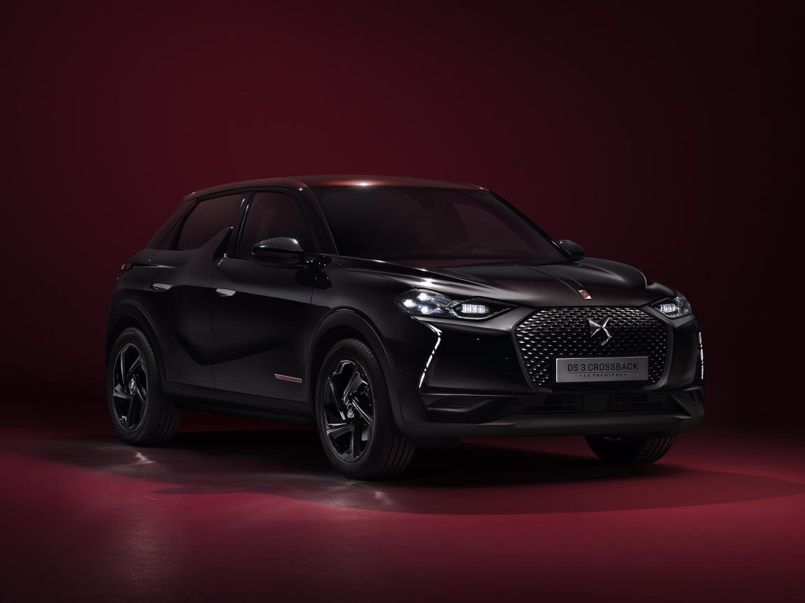 Черный стильный автомобиль DS 3  2019 года на бордовом фоне