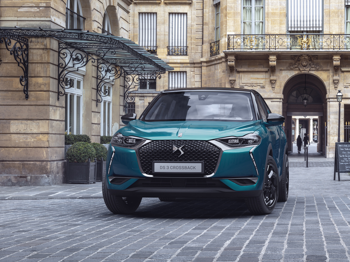Blue 2018 SUV DS 3 Crossback on a city street