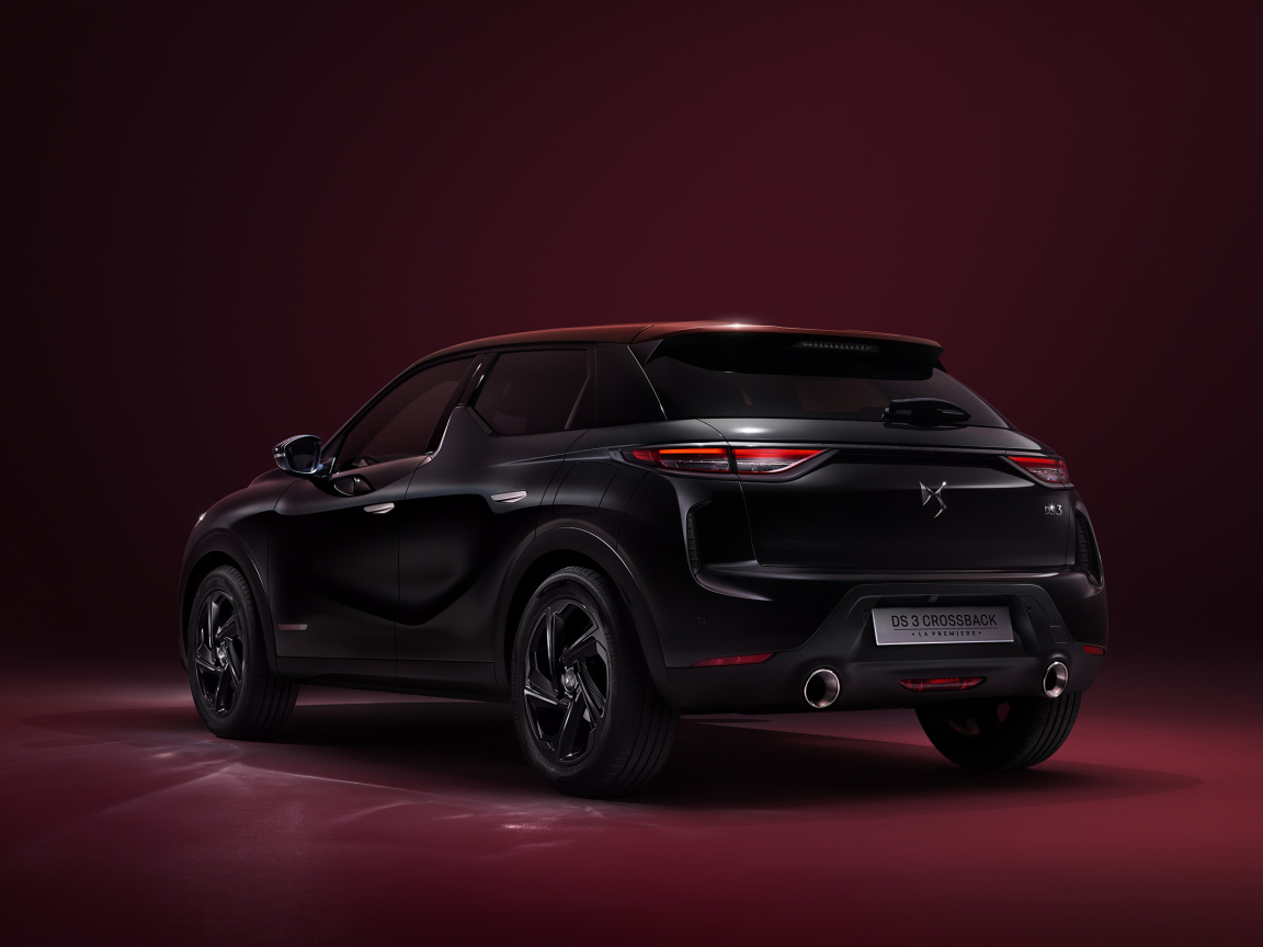 Автомобиль DS 3 Crossback La Premiere 2019 года на бордовом фоне