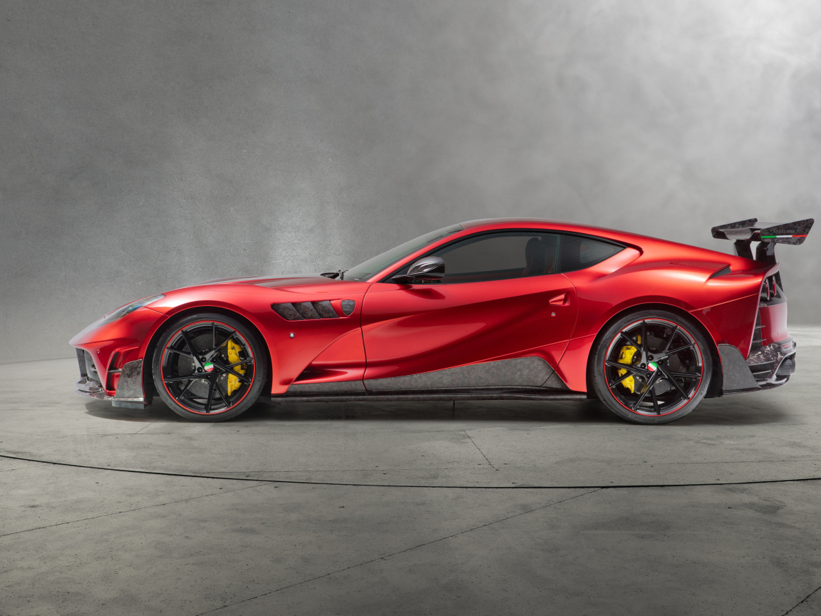 Красный спортивный автомобиль Mansory Stallone 2018 года вид сбоку