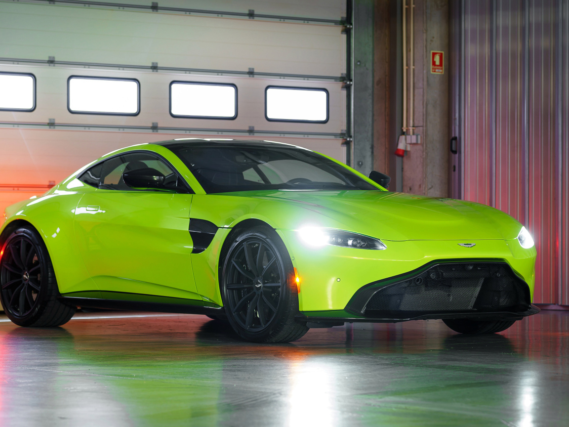 Салатовый автомобиль Aston Martin Vantage, 2019