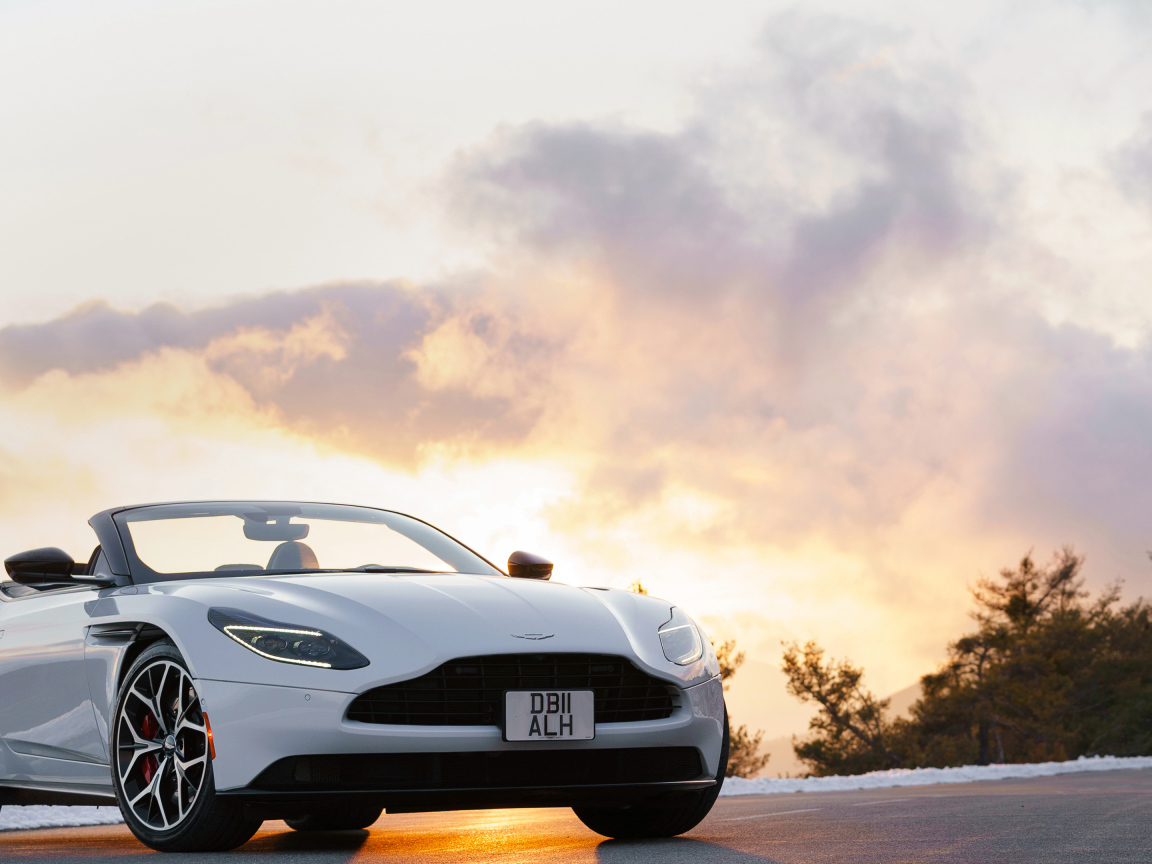 Белый автомобиль кабриолет Aston Martin DB11 V8 Volante, 2019 года