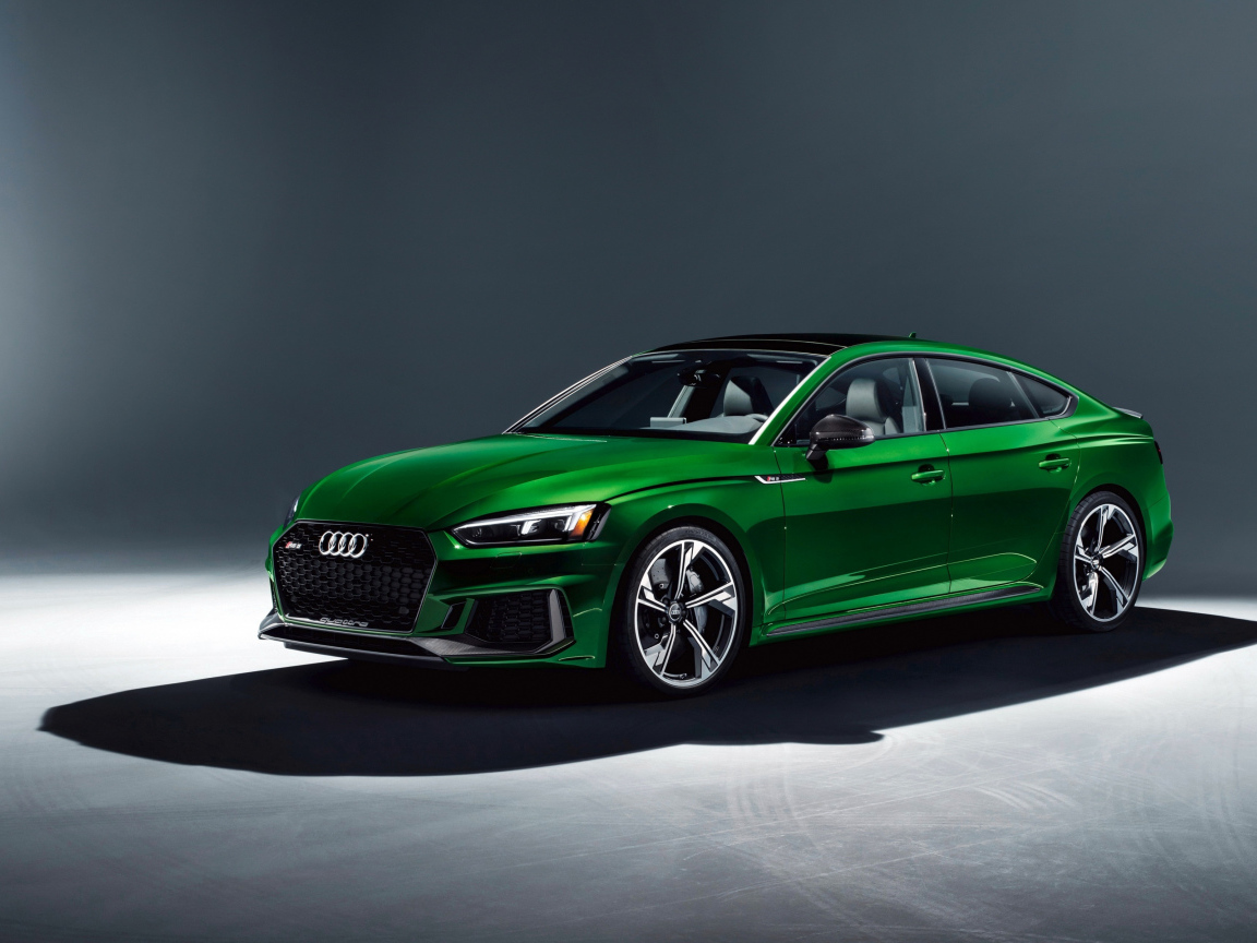 Зеленый автомобиль Audi RS5, 2019