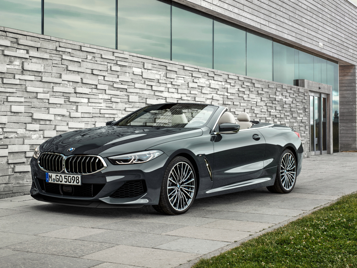 Черный кабриолет BMW M850i 2018 года