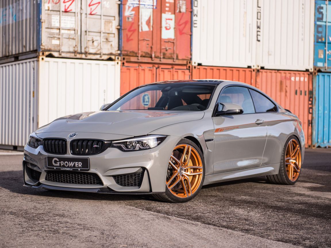 Серебристый автомобиль BMW M4 CS 2018