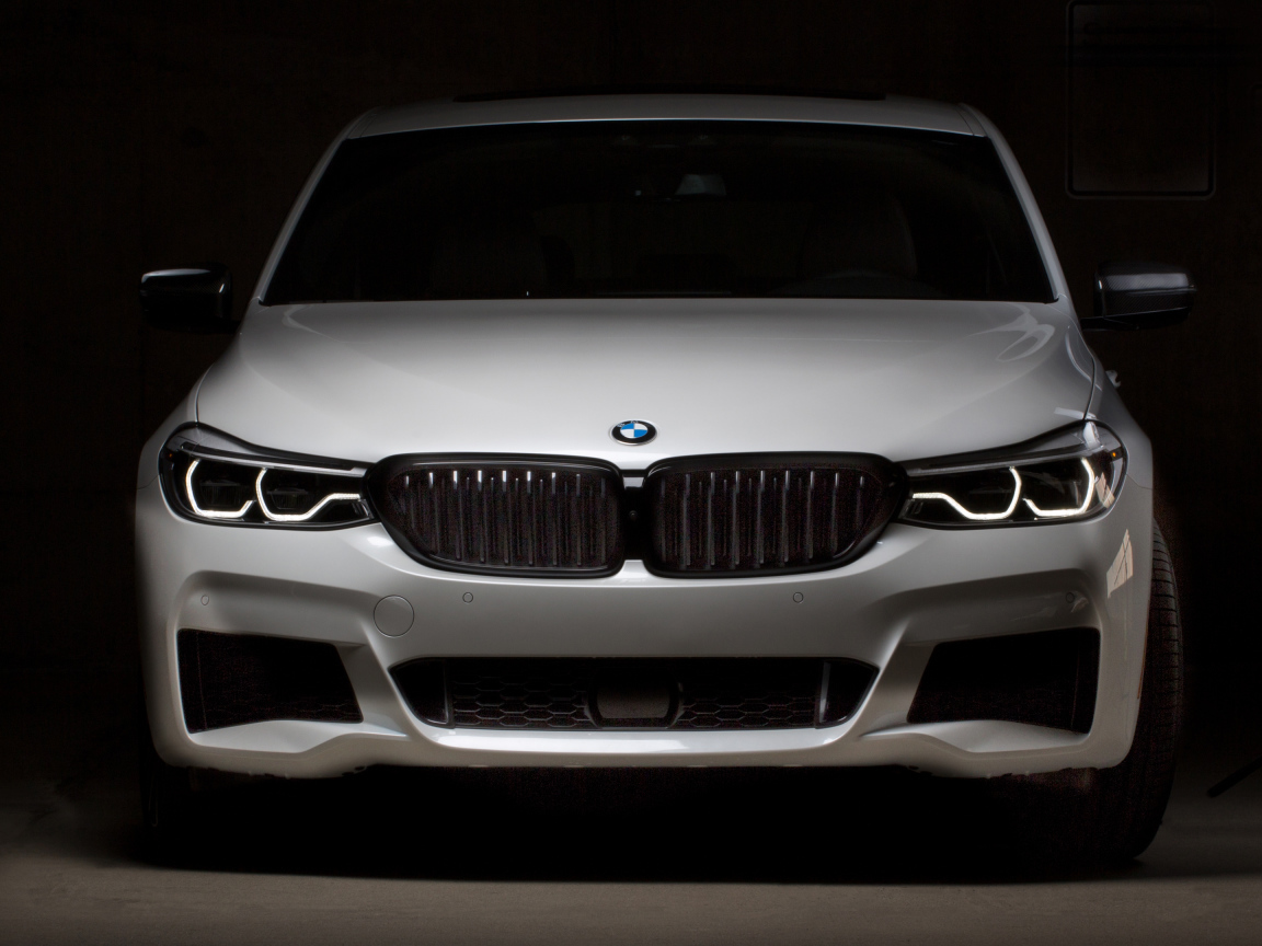 Белый автомобиль BMW 640i GranTurismo, 2018 вид спереди