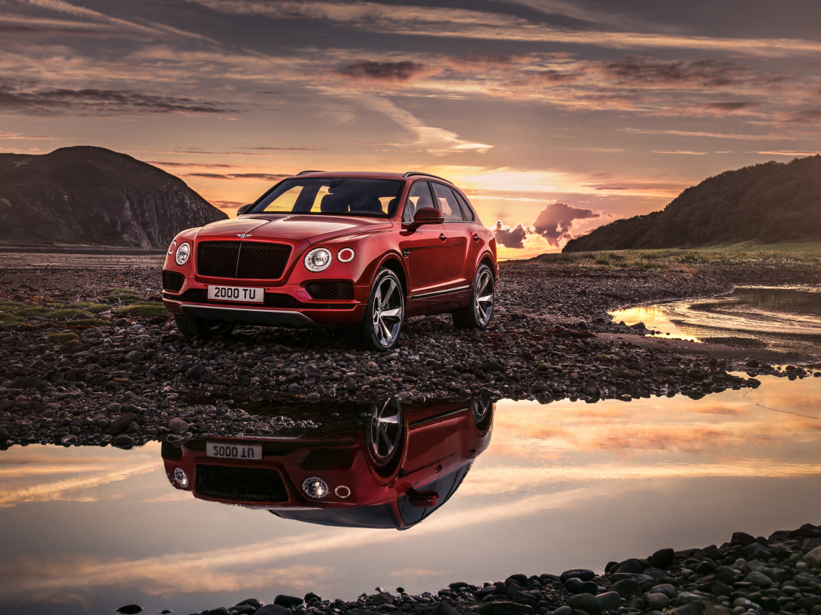 Новый красный автомобиль Bentley Bentayga V8, 2018 отражается в воде