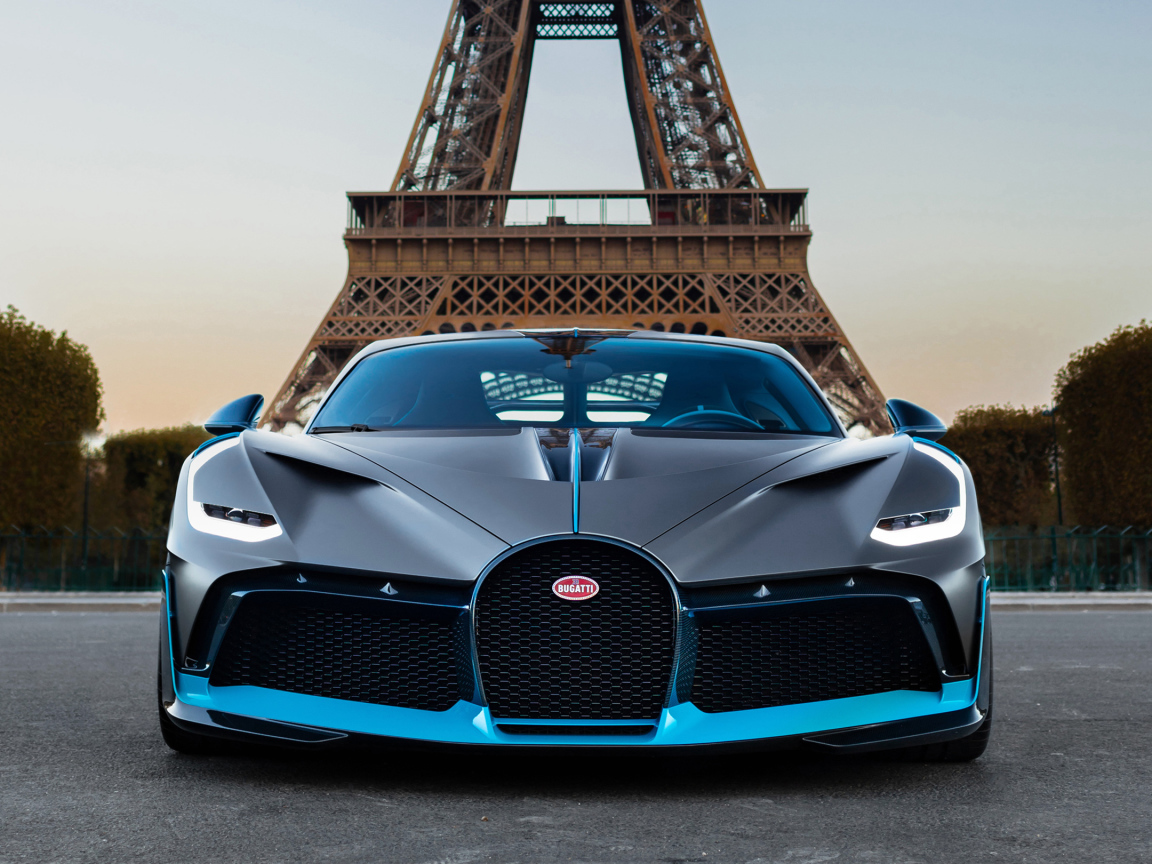 Автомобиль Bugatti Divo на фоне Эйфелевой башни в Париже