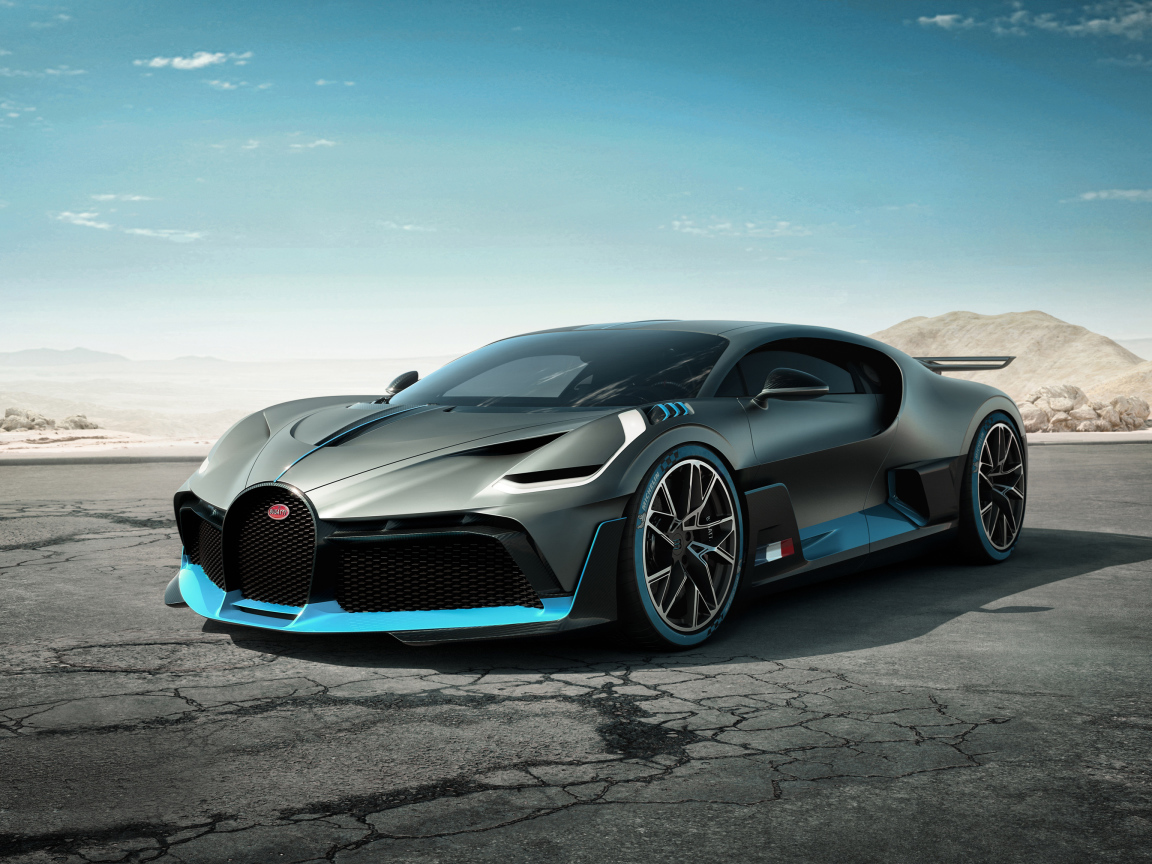 Суперкар Bugatti Divo, 2019 года на фоне голубого неба