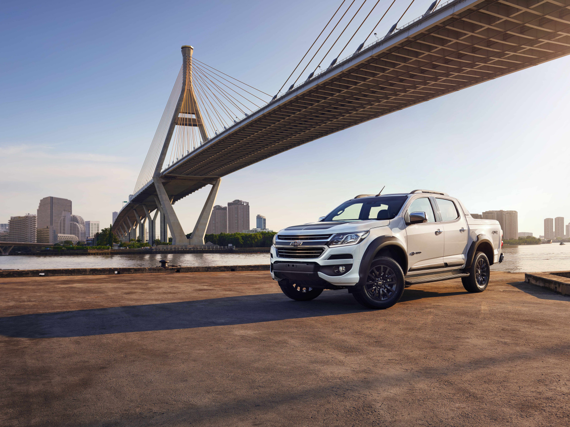 Автомобиль пикап Chevrolet Colorado, 2018 года под мостом