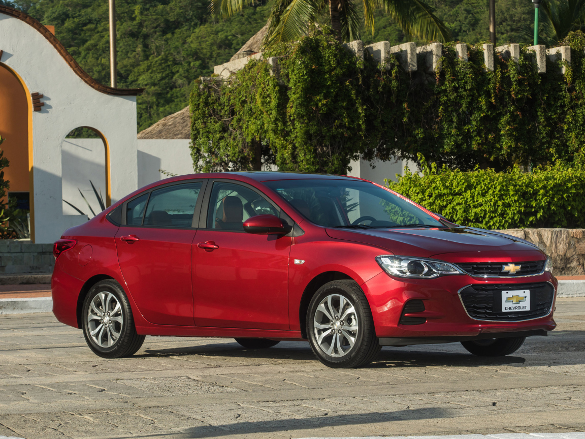 Красный автомобиль Chevrolet Cavalier Premier