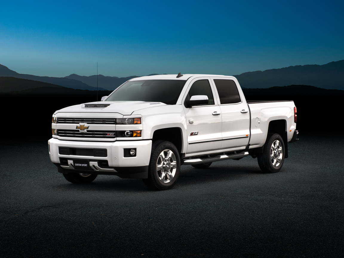 Белый пикап Chevrolet Silverado 2500, 2018 года