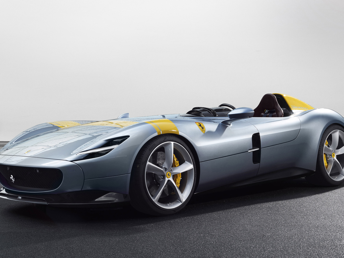 Красивый серебристый спортивный автомобиль Ferrari Monza SP1 2019 года