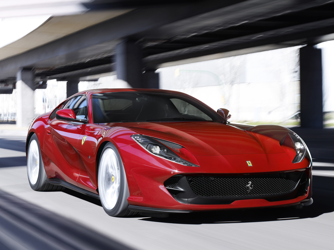 Красный быстрый автомобиль Ferrari 812 Superfast 2018 
