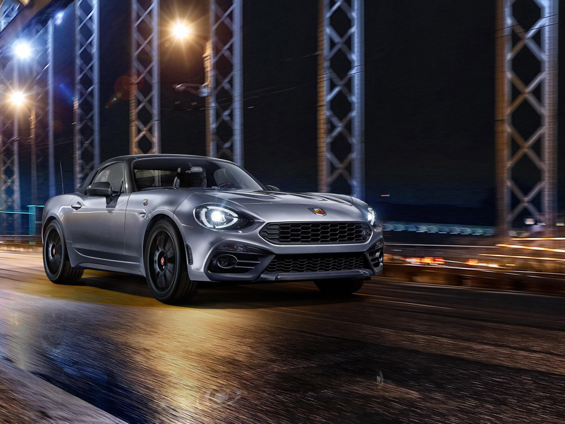 Серебристый автомобиль Fiat 124 GT, 2018 на мосту