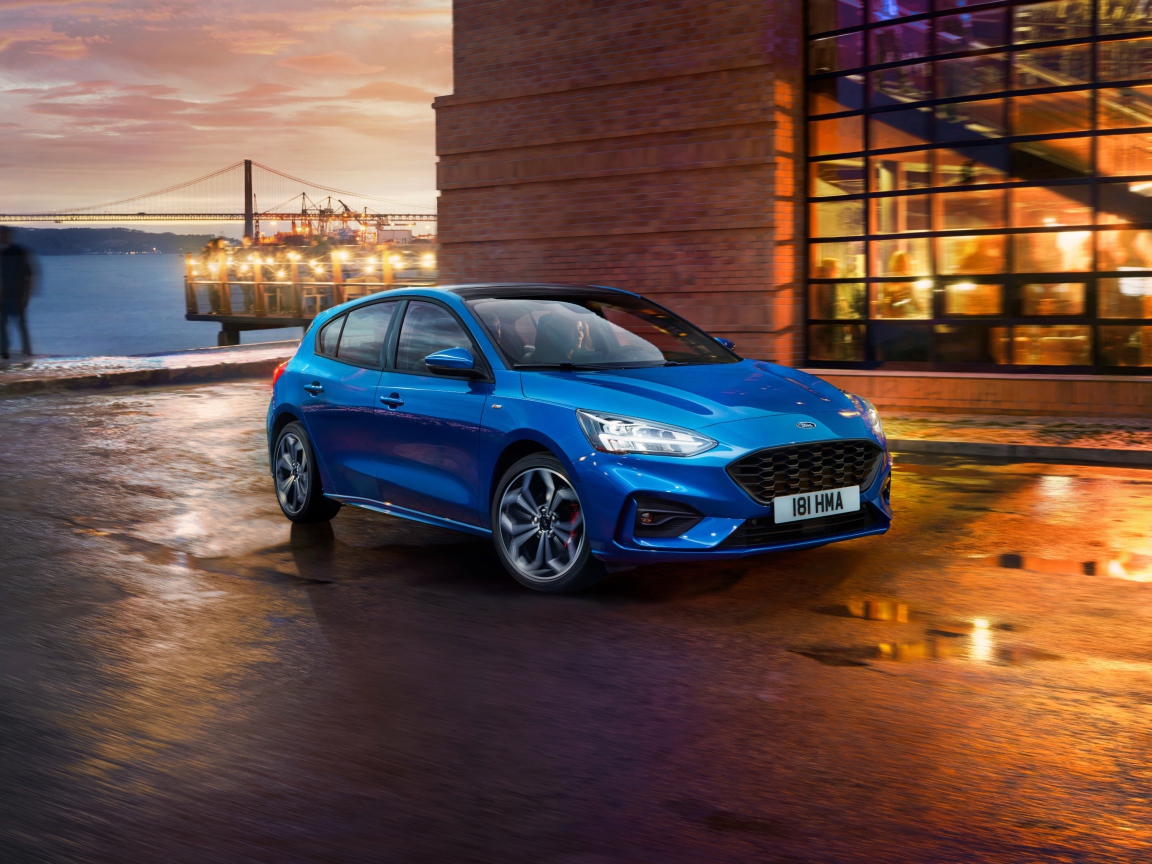 Синий компактный автомобиль Ford Focus