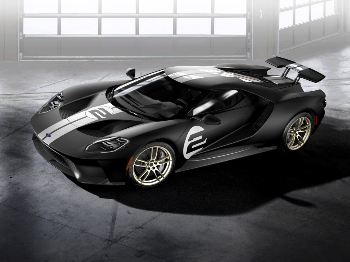 Серебристый спортивный автомобиль Ford GT 66 Heritage