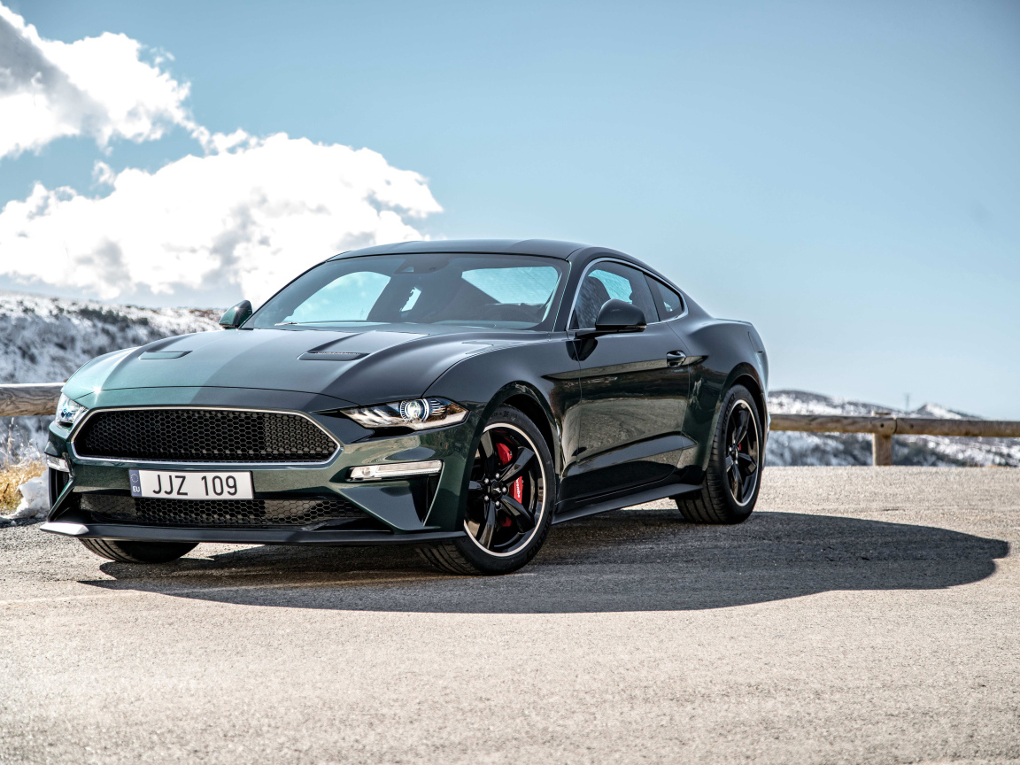 Автомобиль Ford Mustang Bullitt на фоне неба 
