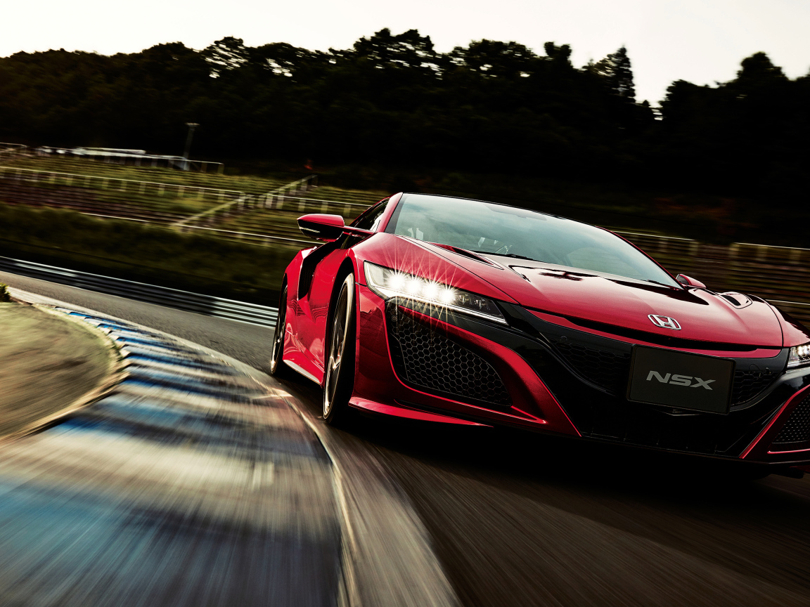 Красный автомобиль Honda NSX на трассе
