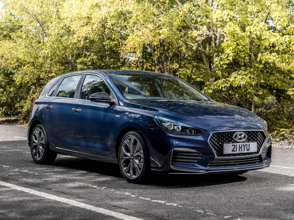 Синий автомобиль Hyundai i30 N Line 2018 года