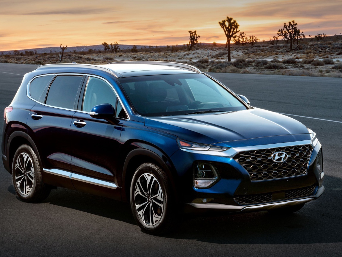 Черный внедорожник Hyundai Santa Fe 2019