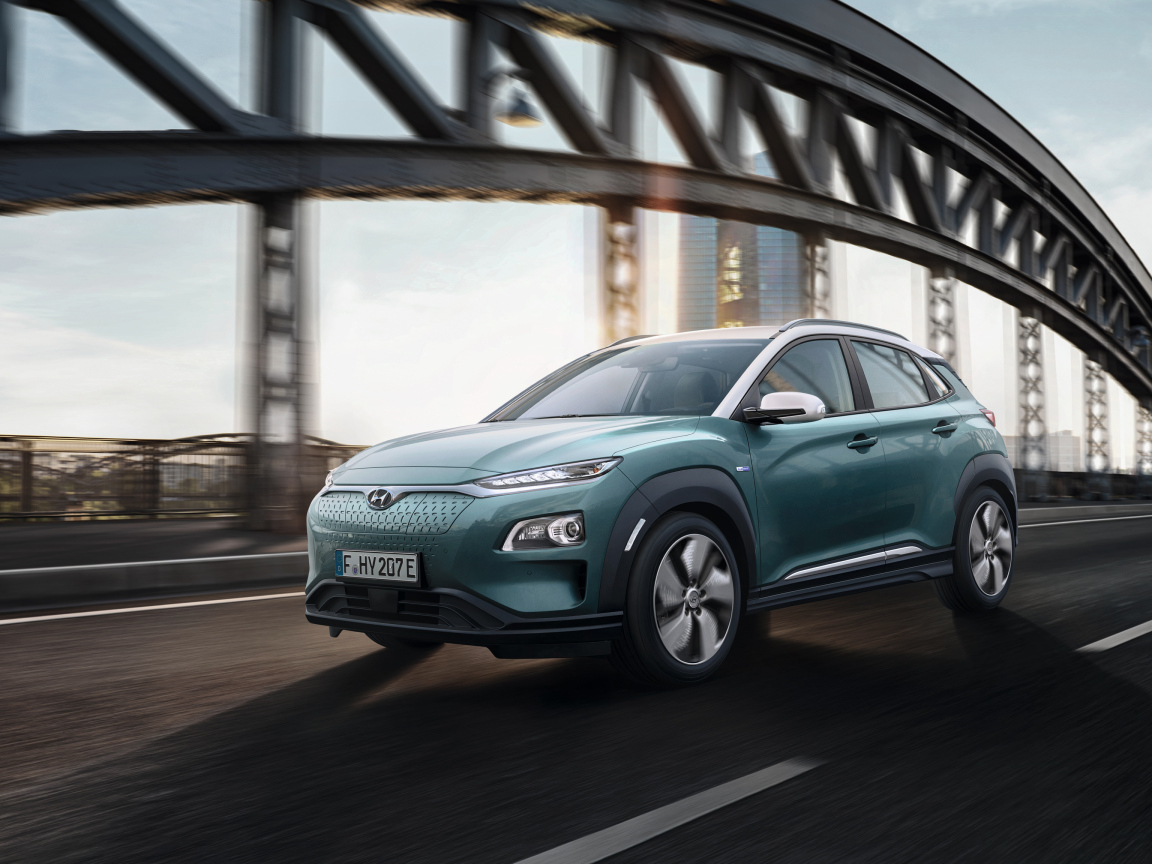 Электрический внедорожник Hyundai Kona, 2018 на трассе