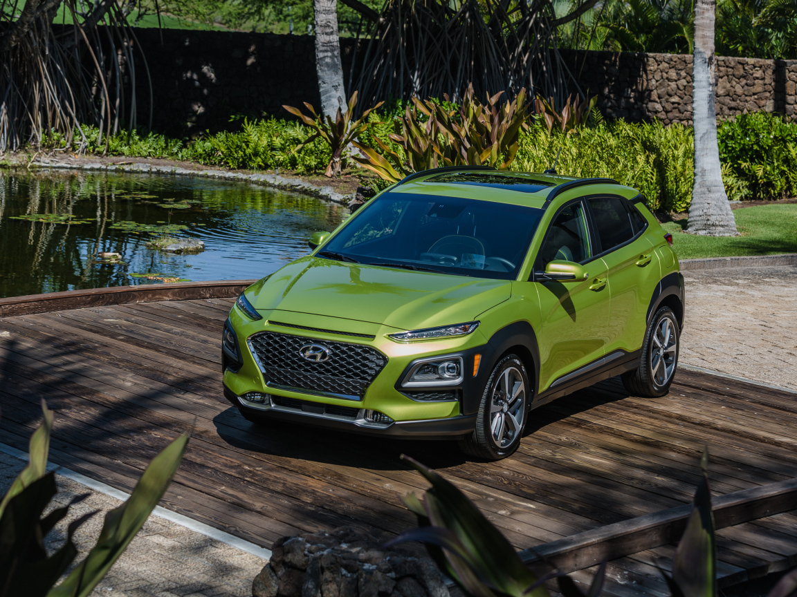 Салатовый автомобиль Hyundai Kona у воды
