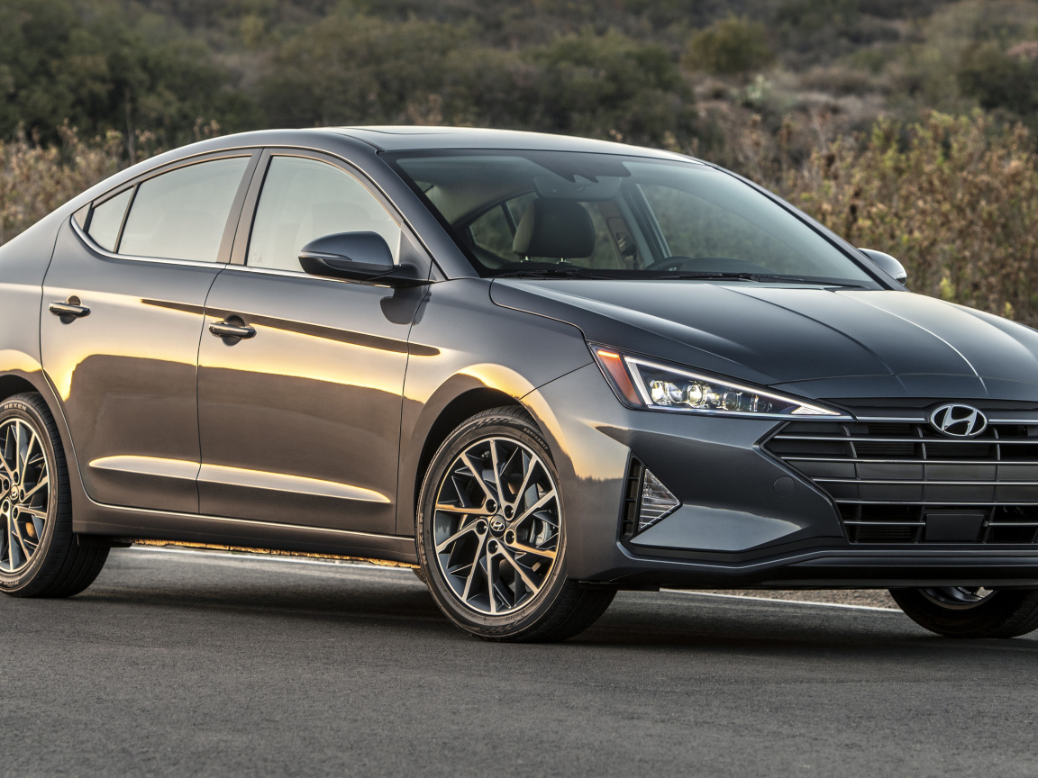 Серебристый автомобиль Hyundai Elantra, 2019