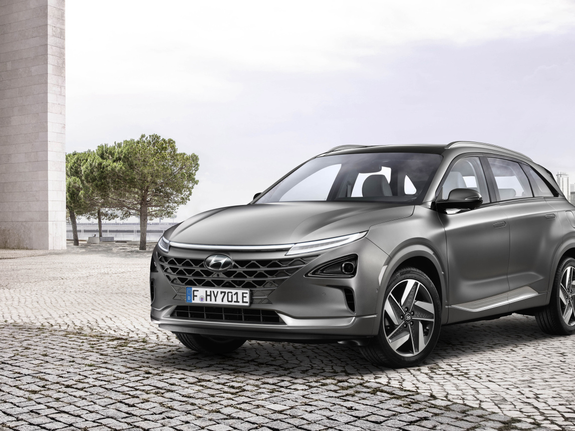 Серебристый автомобиль Hyundai Nexo, 2018 года