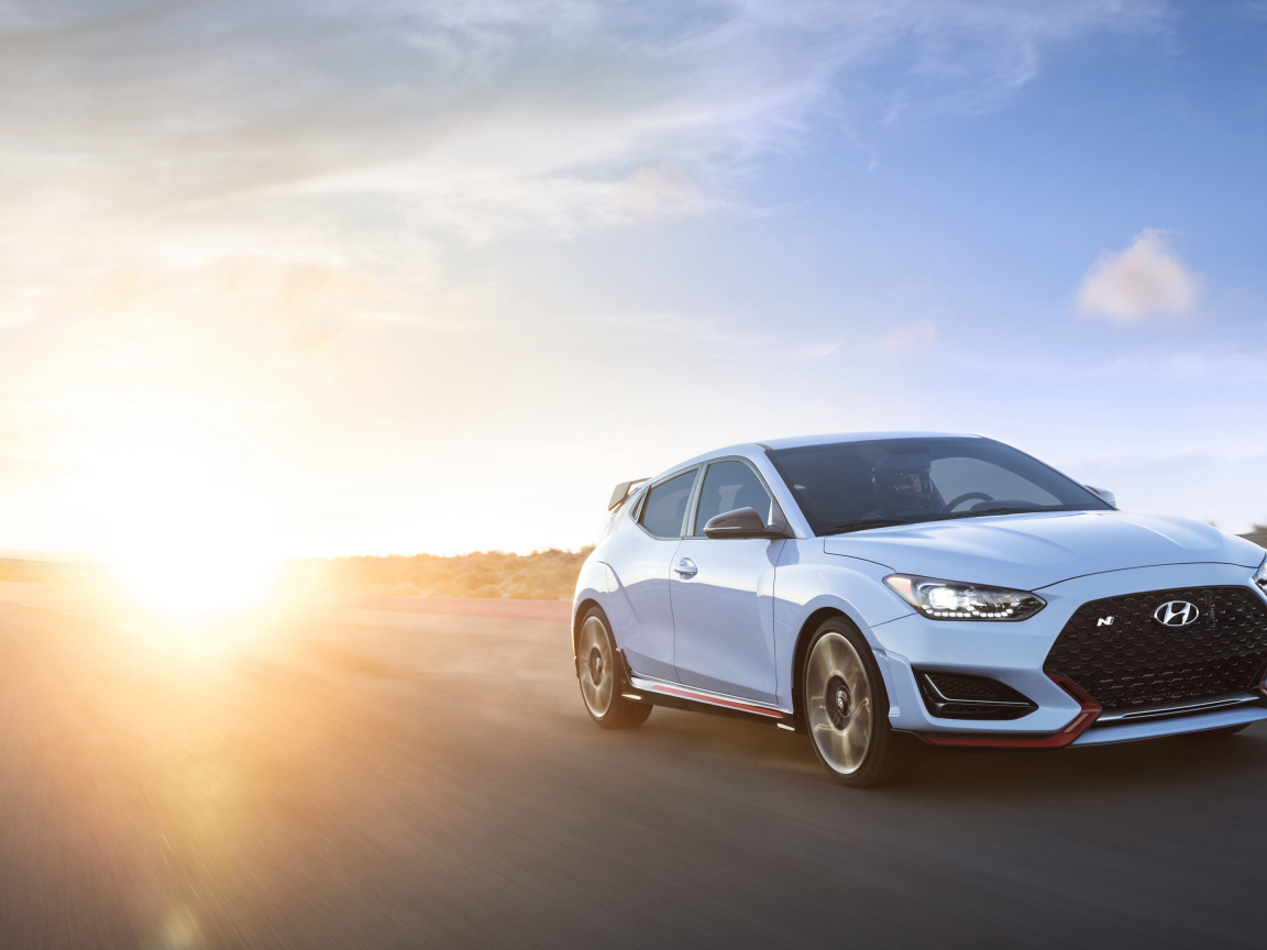 Белый автомобиль Hyundai Veloster N 2, 2019 на фоне солнца