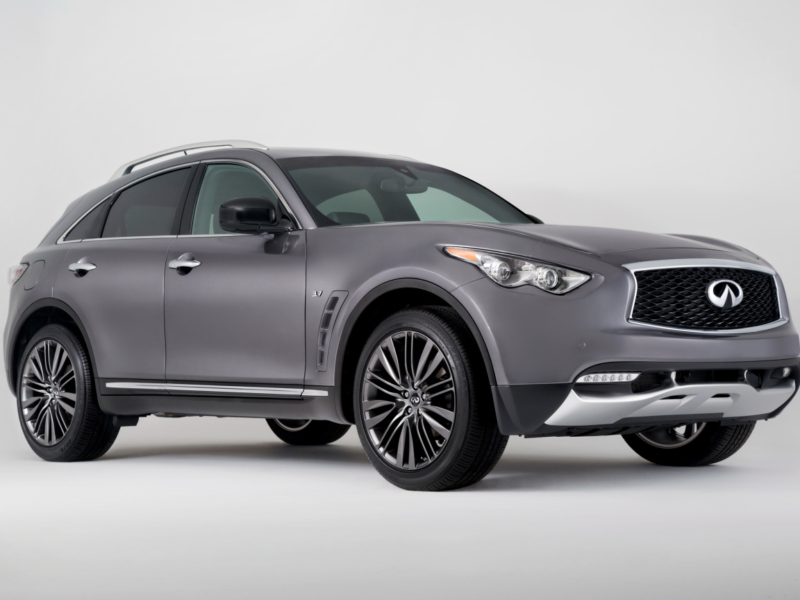 Серебристый автомобиль Infiniti QX70 на сером фоне