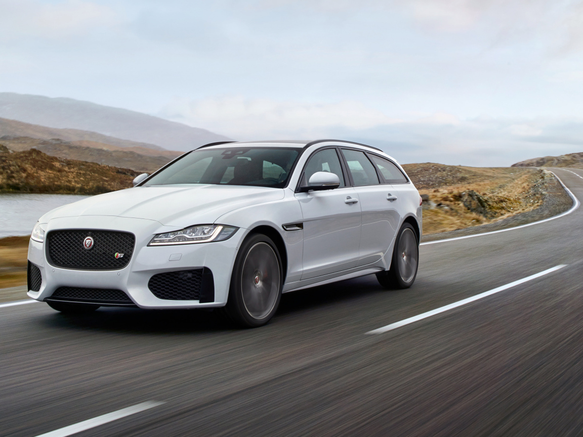 Автомобиль Jaguar XF S Sportbrake, 2017 года на трассе