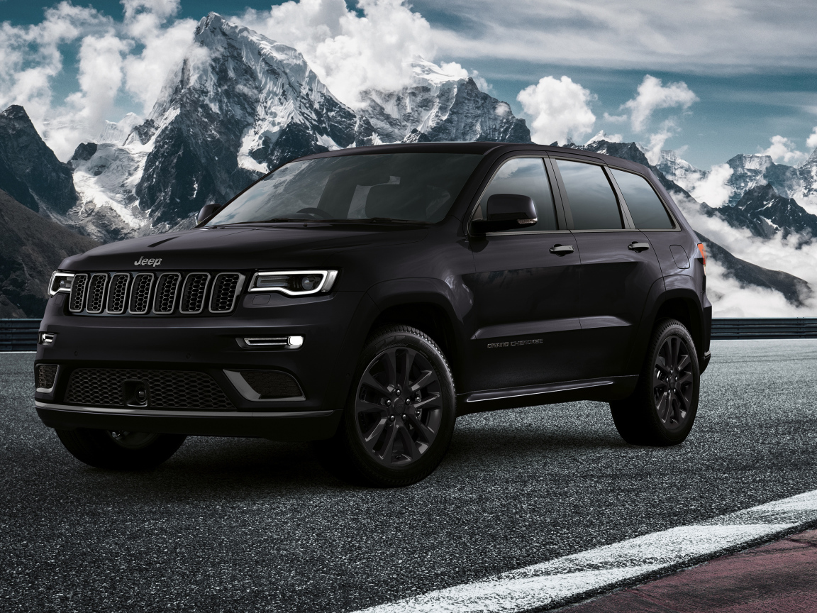 Черный Jeep Grand Cherokee S, 2019 на фоне заснеженных гор