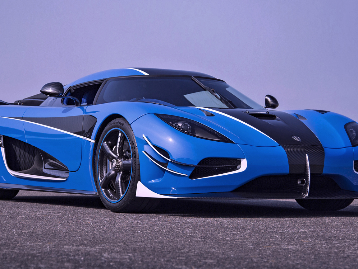 Синий спортивный автомобиль Koenigsegg Agera RSN 2018 года