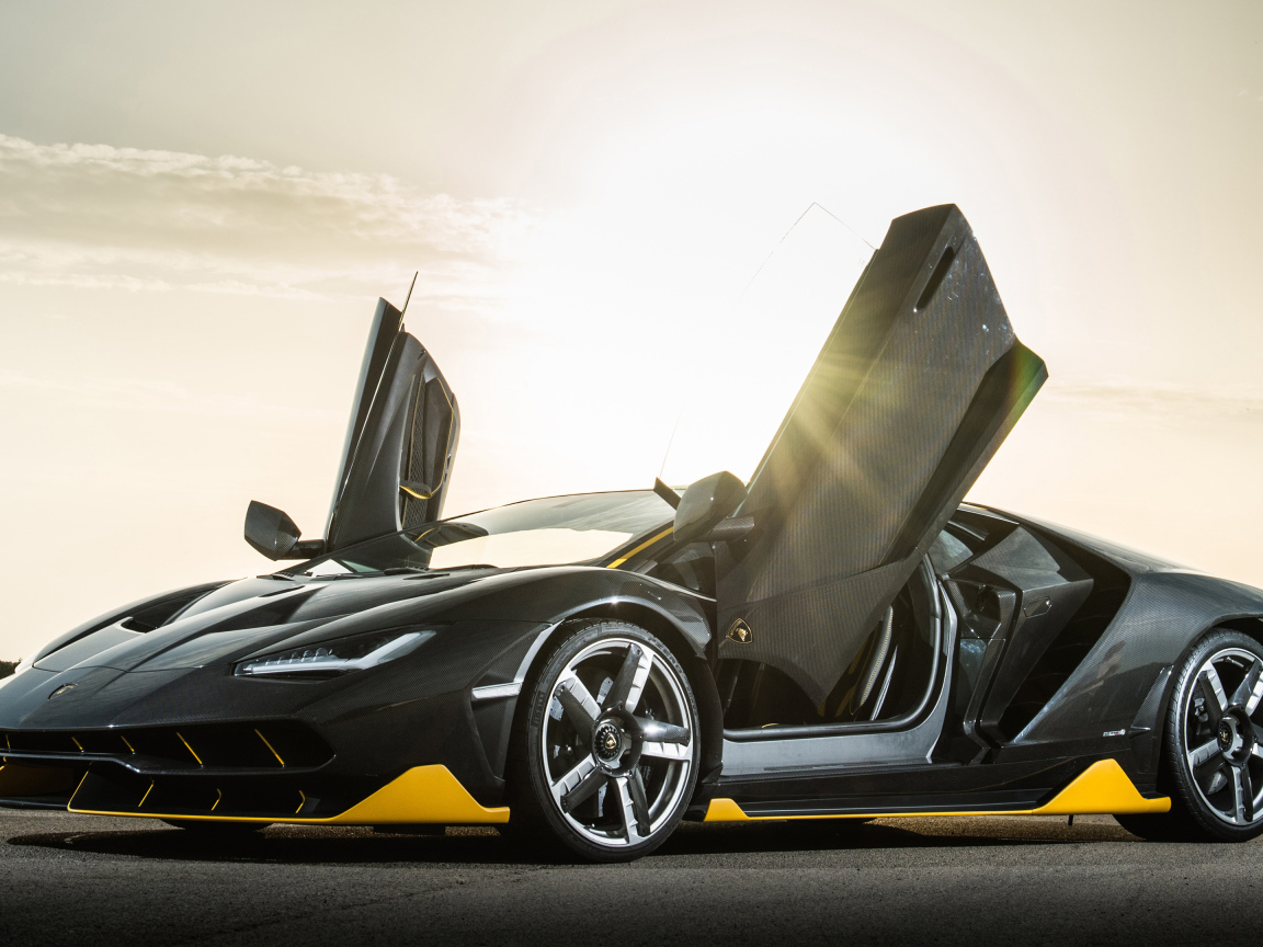 Спортивный автомобиль Lamborghini Centenario, 2019 года с открытыми дверями