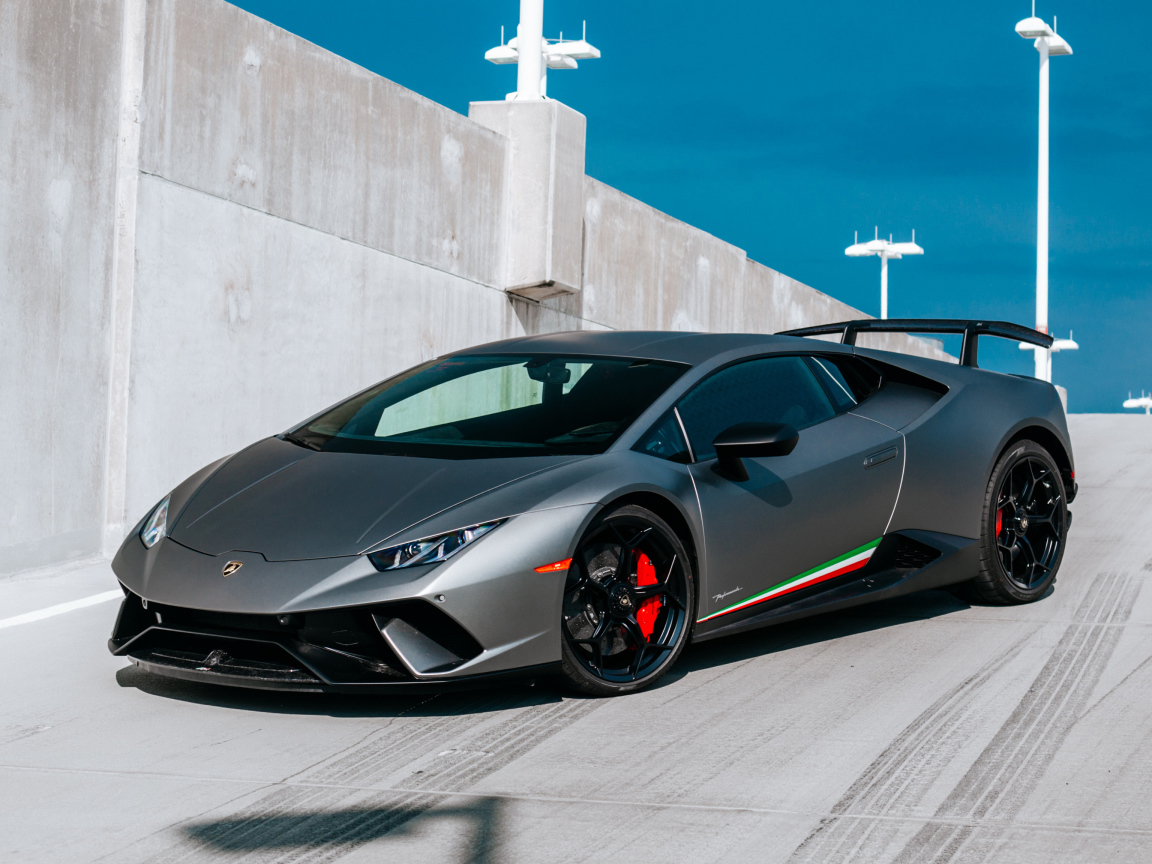 Серебристый спортивный автомобиль Lamborghini Huracan