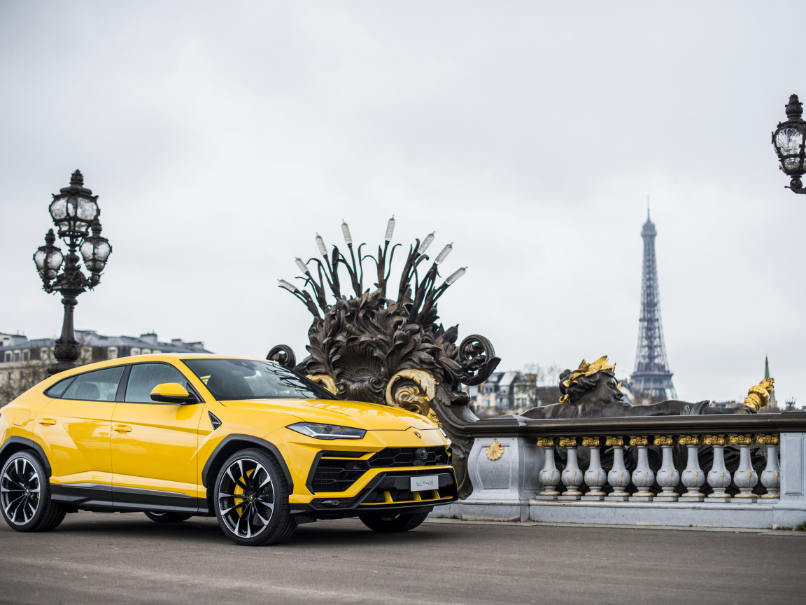 Желтый внедорожник Lamborghini Urus на мосту