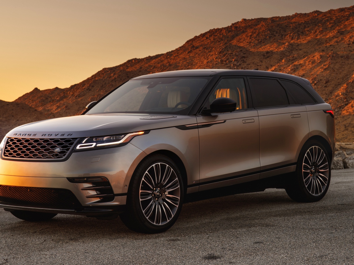 Серебристый внедорожник Land Rover 2018 года на фоне скалы 