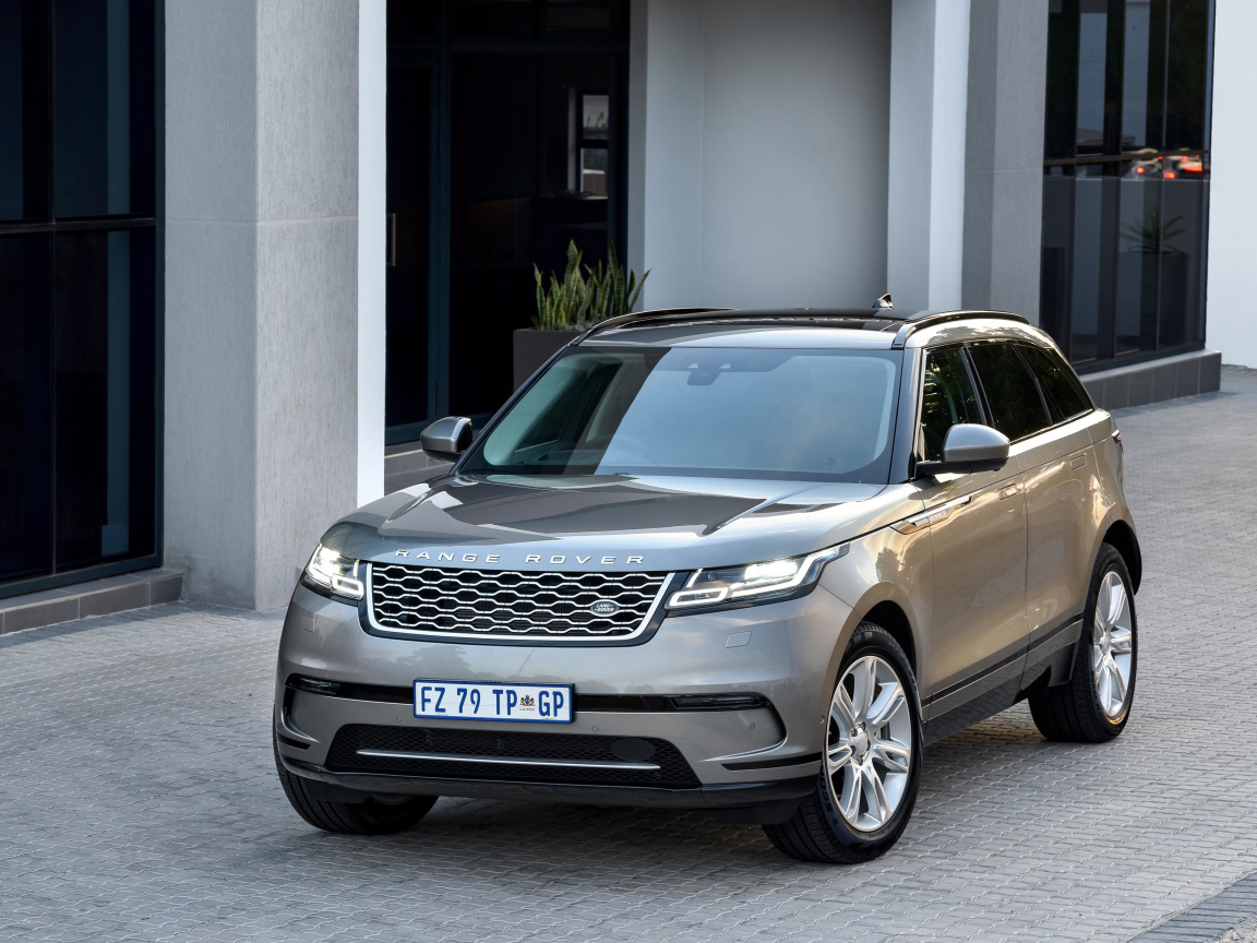 Серебристый внедорожник Land Rover Velar D240 HSE