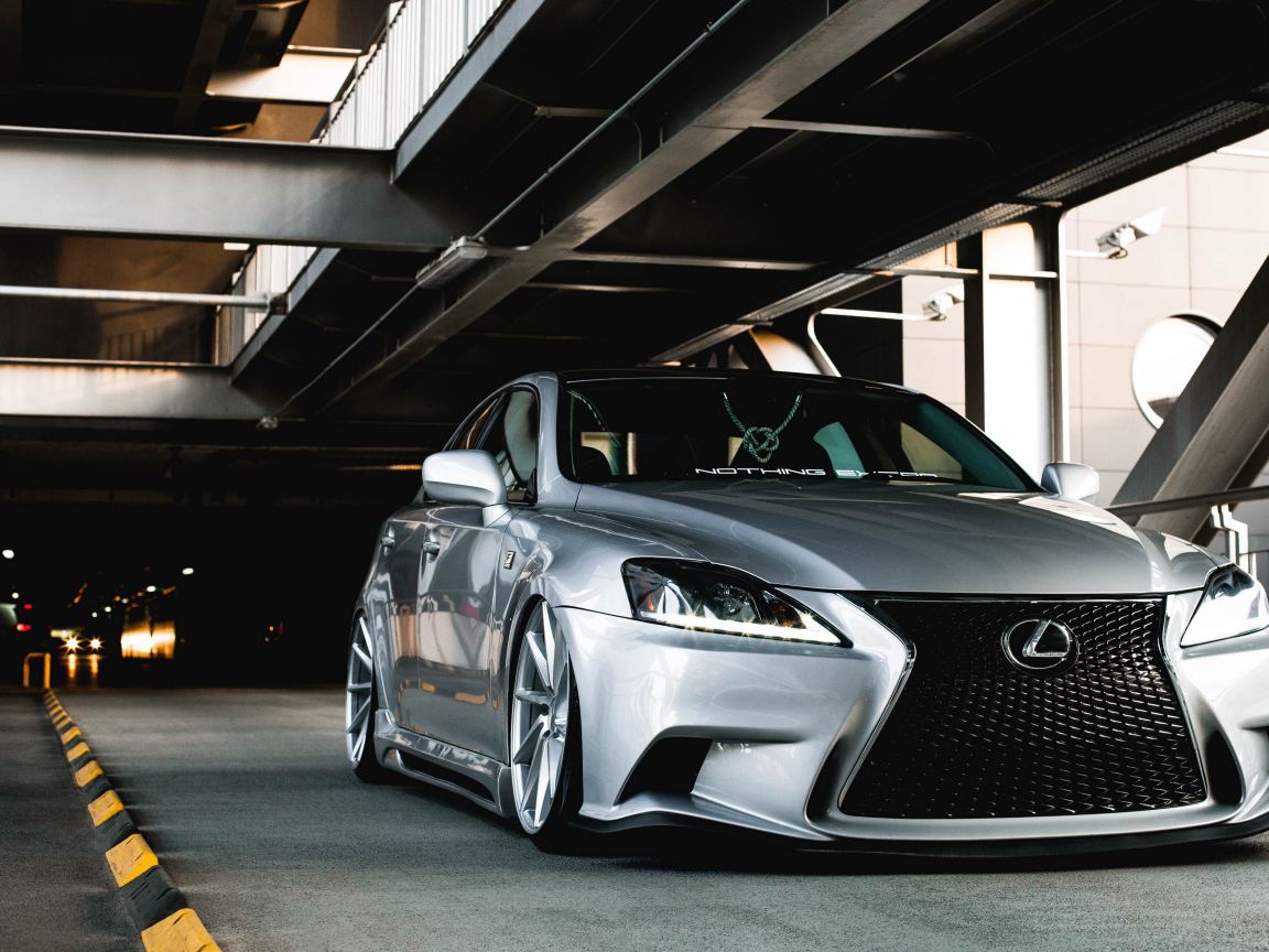 Серебристый автомобиль Lexus IS в тоннеле 