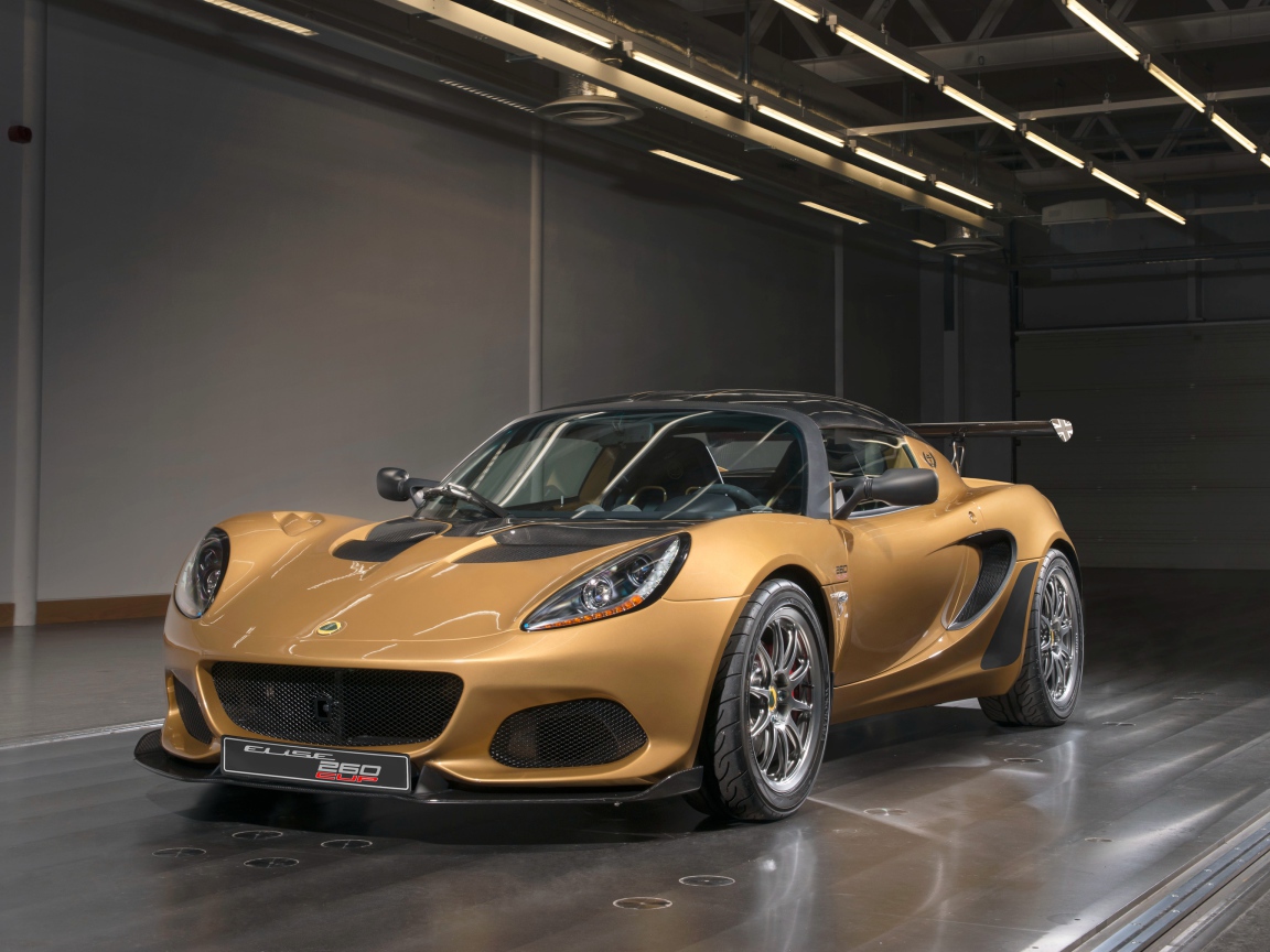 Спортивный автомобиль Lotus Elise в гараже